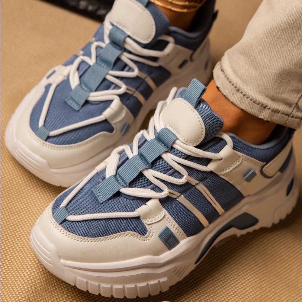 Blue/white chunky sneaker